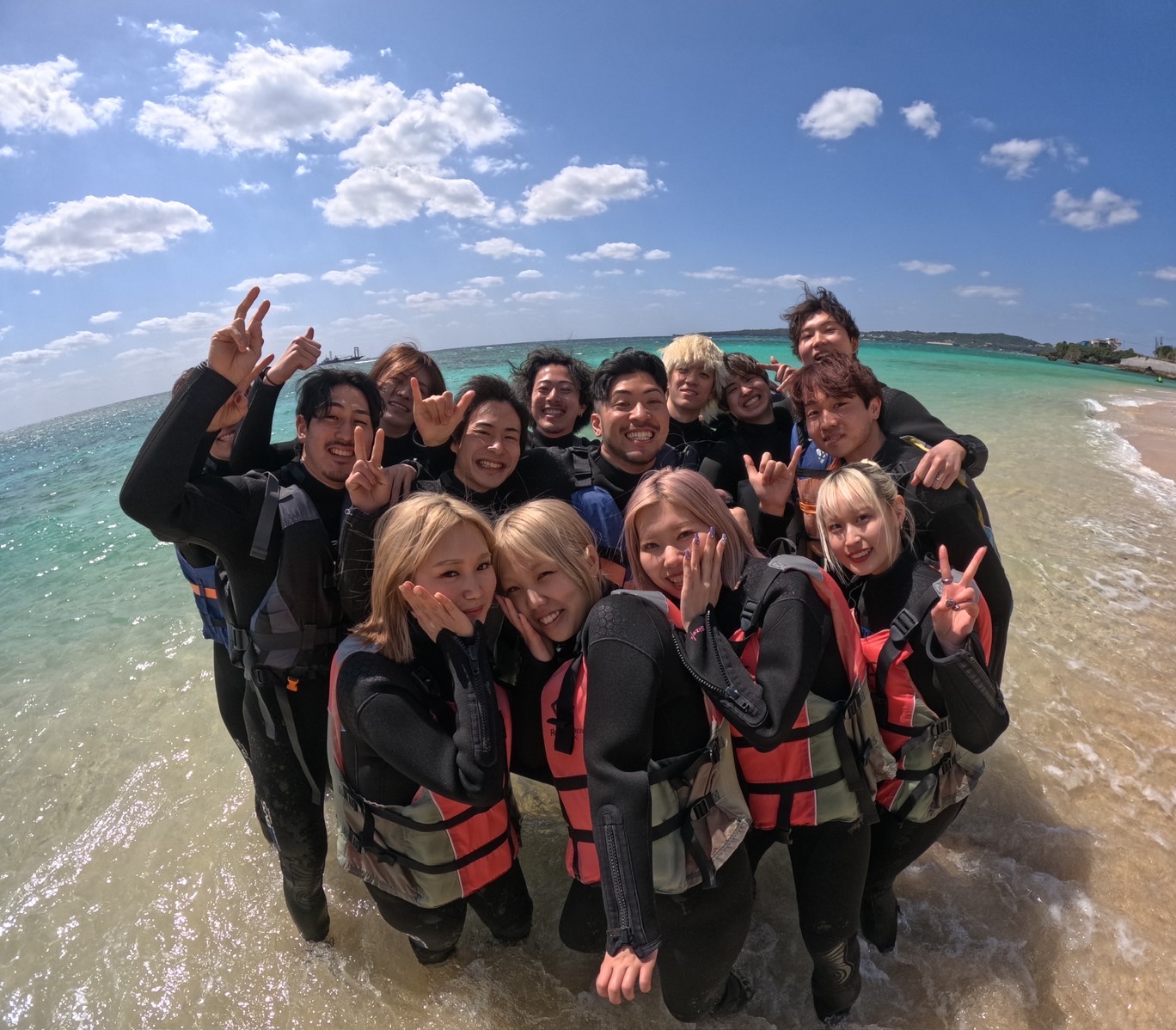 社員旅行で海を楽しむMONIQAの仲間たち